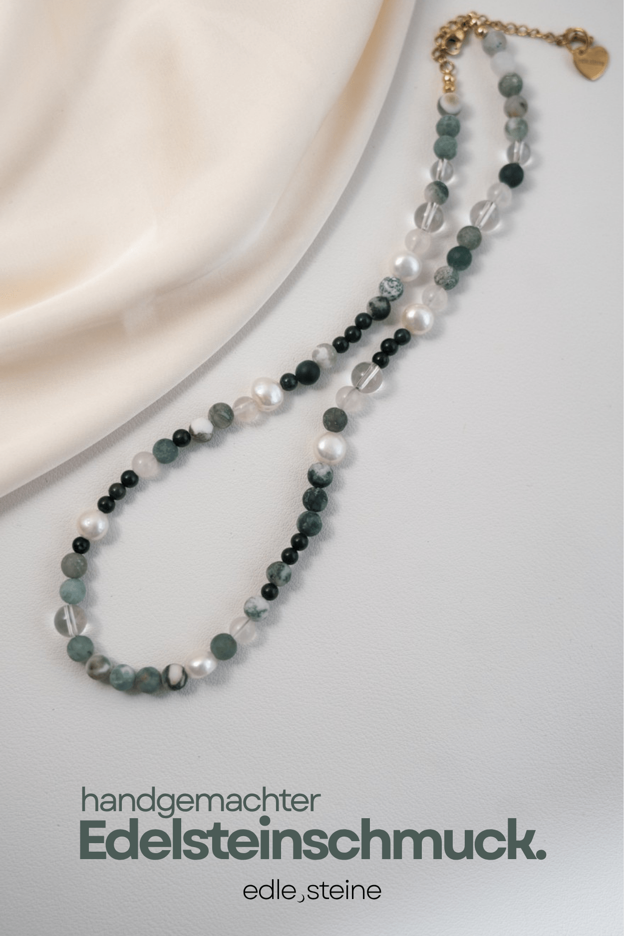 🌿 Waldgeflüster – Baumachat, Bergkristall, Heliotrop & Süßwasserperle Manchmal reicht ein Spaziergang im Wald. Der Duft von Moos und Erde. Das Rascheln der Blätter im Wind. Der Wald erinnert uns daran, langsamer zu werden, tiefer zu atmen und wieder bei uns selbst anzukommen. Waldgeflüster verbindet vier Edelsteine, die diese stille Kraft der Natur in sich tragen. Eine Kombination für Erdung, Klarheit und innere Balance. ✨ Themen der Edelsteine Baumachat – Naturverbundenheit & innere Ruhe Baumachat steht für Wachstum, Verwurzelung und die tiefe Verbindung zur Natur. Er erinnert daran, dass Entwicklung Zeit braucht und dass Ruhe oft der Anfang von neuer Kraft ist. Heliotrop – Stärke & Lebensenergie Heliotrop gilt seit Jahrhunderten als Stein für Mut und innere Stärke. Er steht für Standhaftigkeit und hilft dabei, Herausforderungen mit Vertrauen zu begegnen. Bergkristall – Klarheit & Ausrichtung Der Bergkristall wird seit jeher als Stein der Klarheit geschätzt. Er bringt Gedanken in Ordnung und unterstützt dabei, den eigenen Weg bewusst wahrzunehmen. Süßwasserperle – Weiblichkeit & Gefühlstiefe Perlen entstehen langsam im Inneren einer Muschel. Sie stehen für emotionale Tiefe, Intuition und die sanfte Kraft der Weiblichkeit. Affirmation Ich atme tief ein und finde Ruhe in mir.