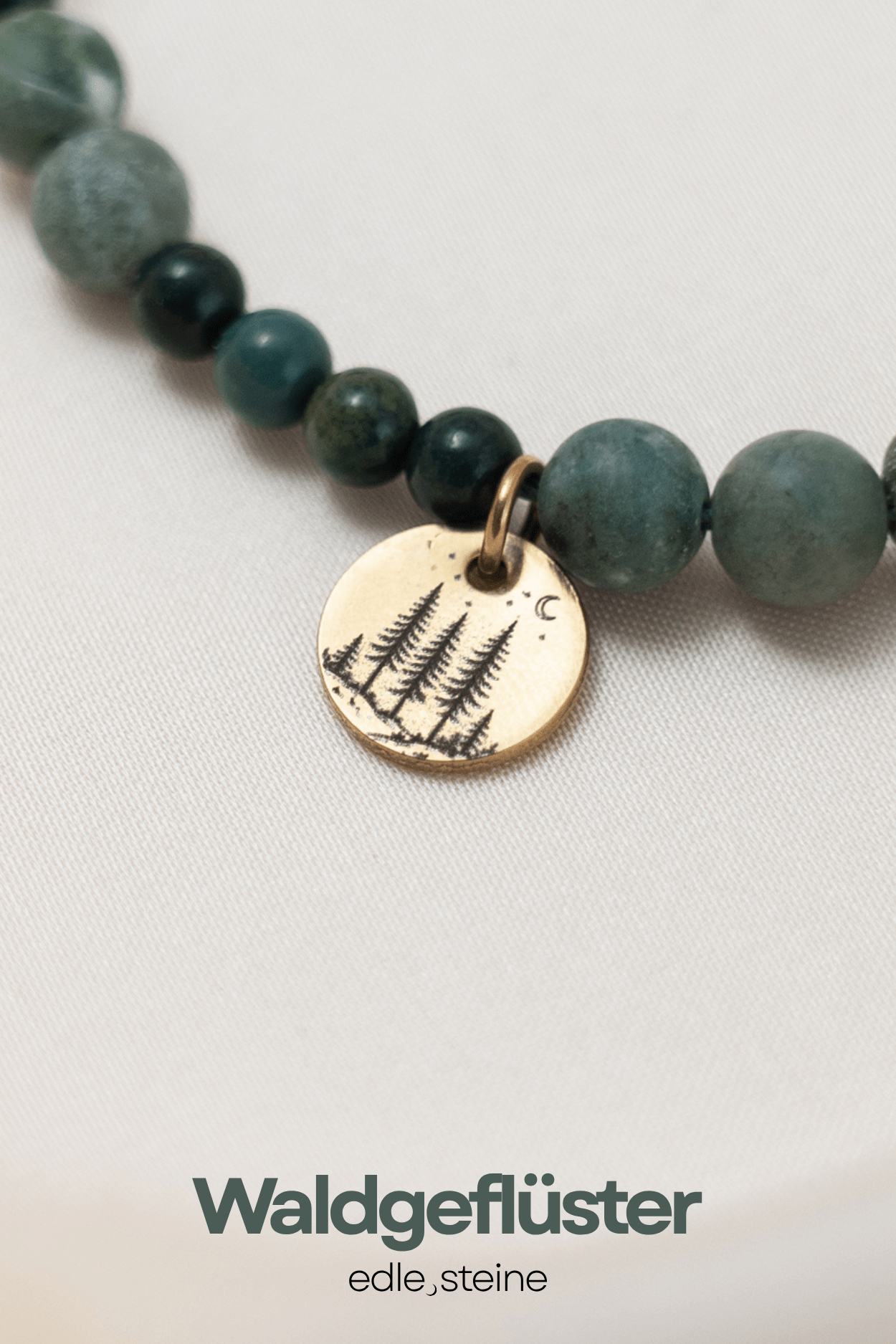 🌿 Waldgeflüster – Baumachat, Bergkristall, Heliotrop & Süßwasserperle Manchmal reicht ein Spaziergang im Wald. Der Duft von Moos und Erde. Das Rascheln der Blätter im Wind. Der Wald erinnert uns daran, langsamer zu werden, tiefer zu atmen und wieder bei uns selbst anzukommen. Waldgeflüster verbindet vier Edelsteine, die diese stille Kraft der Natur in sich tragen. Eine Kombination für Erdung, Klarheit und innere Balance. ✨ Themen der Edelsteine Baumachat – Naturverbundenheit & innere Ruhe Baumachat steht für Wachstum, Verwurzelung und die tiefe Verbindung zur Natur. Er erinnert daran, dass Entwicklung Zeit braucht und dass Ruhe oft der Anfang von neuer Kraft ist. Heliotrop – Stärke & Lebensenergie Heliotrop gilt seit Jahrhunderten als Stein für Mut und innere Stärke. Er steht für Standhaftigkeit und hilft dabei, Herausforderungen mit Vertrauen zu begegnen. Bergkristall – Klarheit & Ausrichtung Der Bergkristall wird seit jeher als Stein der Klarheit geschätzt. Er bringt Gedanken in Ordnung und unterstützt dabei, den eigenen Weg bewusst wahrzunehmen. Süßwasserperle – Weiblichkeit & Gefühlstiefe Perlen entstehen langsam im Inneren einer Muschel. Sie stehen für emotionale Tiefe, Intuition und die sanfte Kraft der Weiblichkeit. Affirmation Ich atme tief ein und finde Ruhe in mir.