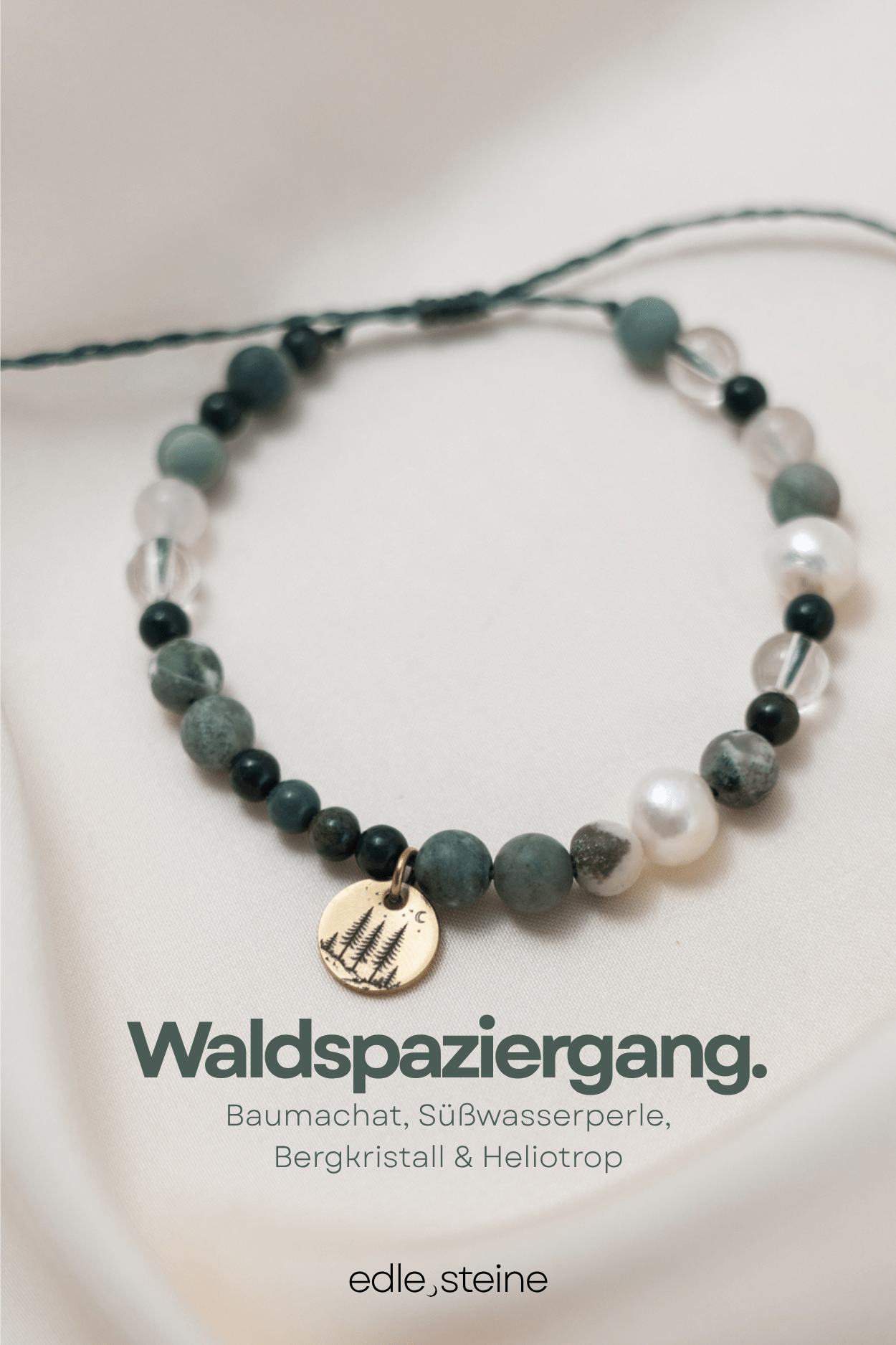 🌿 Waldgeflüster – Baumachat, Bergkristall, Heliotrop & Süßwasserperle Manchmal reicht ein Spaziergang im Wald. Der Duft von Moos und Erde. Das Rascheln der Blätter im Wind. Der Wald erinnert uns daran, langsamer zu werden, tiefer zu atmen und wieder bei uns selbst anzukommen. Waldgeflüster verbindet vier Edelsteine, die diese stille Kraft der Natur in sich tragen. Eine Kombination für Erdung, Klarheit und innere Balance. ✨ Themen der Edelsteine Baumachat – Naturverbundenheit & innere Ruhe Baumachat steht für Wachstum, Verwurzelung und die tiefe Verbindung zur Natur. Er erinnert daran, dass Entwicklung Zeit braucht und dass Ruhe oft der Anfang von neuer Kraft ist. Heliotrop – Stärke & Lebensenergie Heliotrop gilt seit Jahrhunderten als Stein für Mut und innere Stärke. Er steht für Standhaftigkeit und hilft dabei, Herausforderungen mit Vertrauen zu begegnen. Bergkristall – Klarheit & Ausrichtung Der Bergkristall wird seit jeher als Stein der Klarheit geschätzt. Er bringt Gedanken in Ordnung und unterstützt dabei, den eigenen Weg bewusst wahrzunehmen. Süßwasserperle – Weiblichkeit & Gefühlstiefe Perlen entstehen langsam im Inneren einer Muschel. Sie stehen für emotionale Tiefe, Intuition und die sanfte Kraft der Weiblichkeit. Affirmation Ich atme tief ein und finde Ruhe in mir.