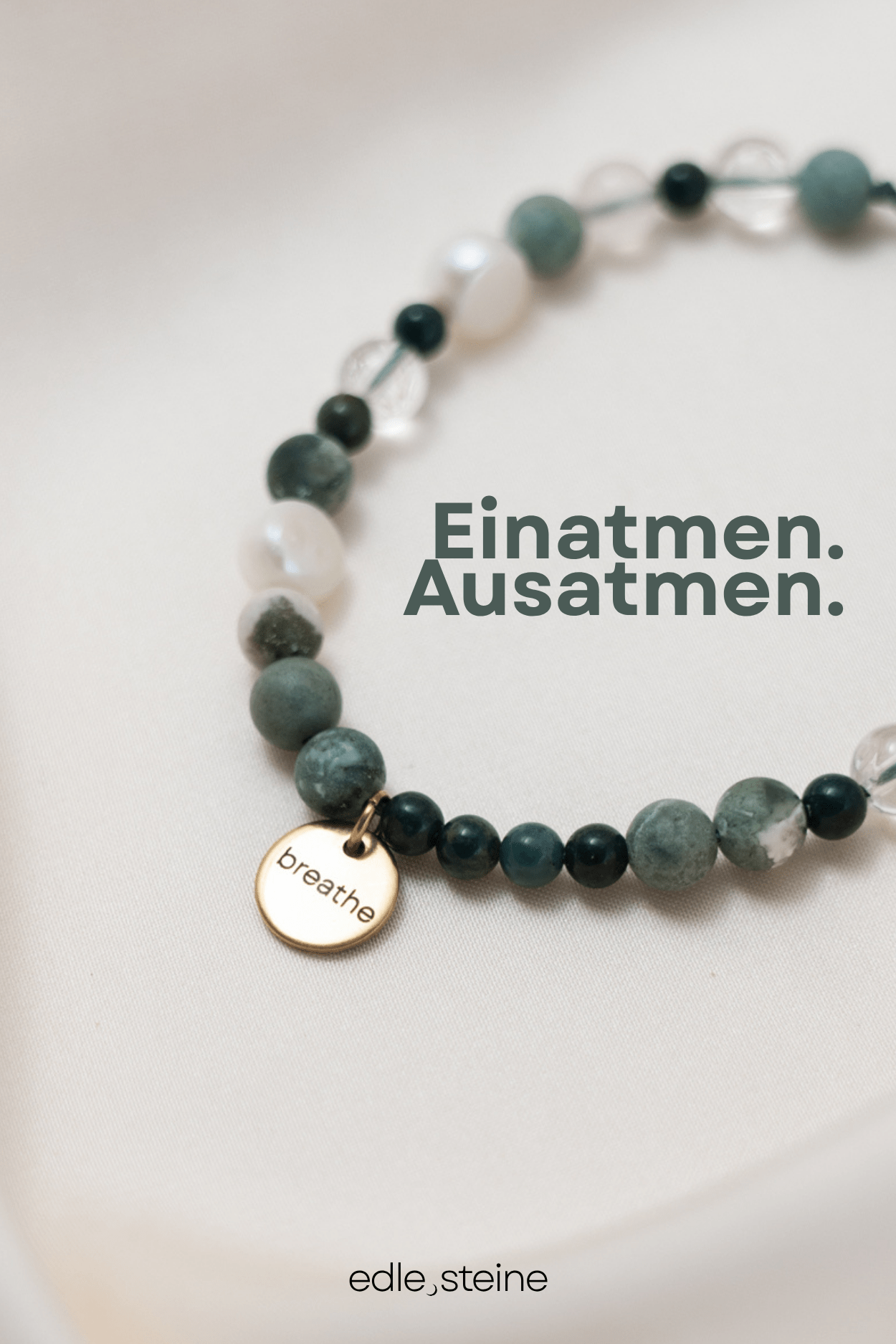 🌿 Waldgeflüster – Baumachat, Bergkristall, Heliotrop & Süßwasserperle Manchmal reicht ein Spaziergang im Wald. Der Duft von Moos und Erde. Das Rascheln der Blätter im Wind. Der Wald erinnert uns daran, langsamer zu werden, tiefer zu atmen und wieder bei uns selbst anzukommen. Waldgeflüster verbindet vier Edelsteine, die diese stille Kraft der Natur in sich tragen. Eine Kombination für Erdung, Klarheit und innere Balance. ✨ Themen der Edelsteine Baumachat – Naturverbundenheit & innere Ruhe Baumachat steht für Wachstum, Verwurzelung und die tiefe Verbindung zur Natur. Er erinnert daran, dass Entwicklung Zeit braucht und dass Ruhe oft der Anfang von neuer Kraft ist. Heliotrop – Stärke & Lebensenergie Heliotrop gilt seit Jahrhunderten als Stein für Mut und innere Stärke. Er steht für Standhaftigkeit und hilft dabei, Herausforderungen mit Vertrauen zu begegnen. Bergkristall – Klarheit & Ausrichtung Der Bergkristall wird seit jeher als Stein der Klarheit geschätzt. Er bringt Gedanken in Ordnung und unterstützt dabei, den eigenen Weg bewusst wahrzunehmen. Süßwasserperle – Weiblichkeit & Gefühlstiefe Perlen entstehen langsam im Inneren einer Muschel. Sie stehen für emotionale Tiefe, Intuition und die sanfte Kraft der Weiblichkeit. Affirmation Ich atme tief ein und finde Ruhe in mir.