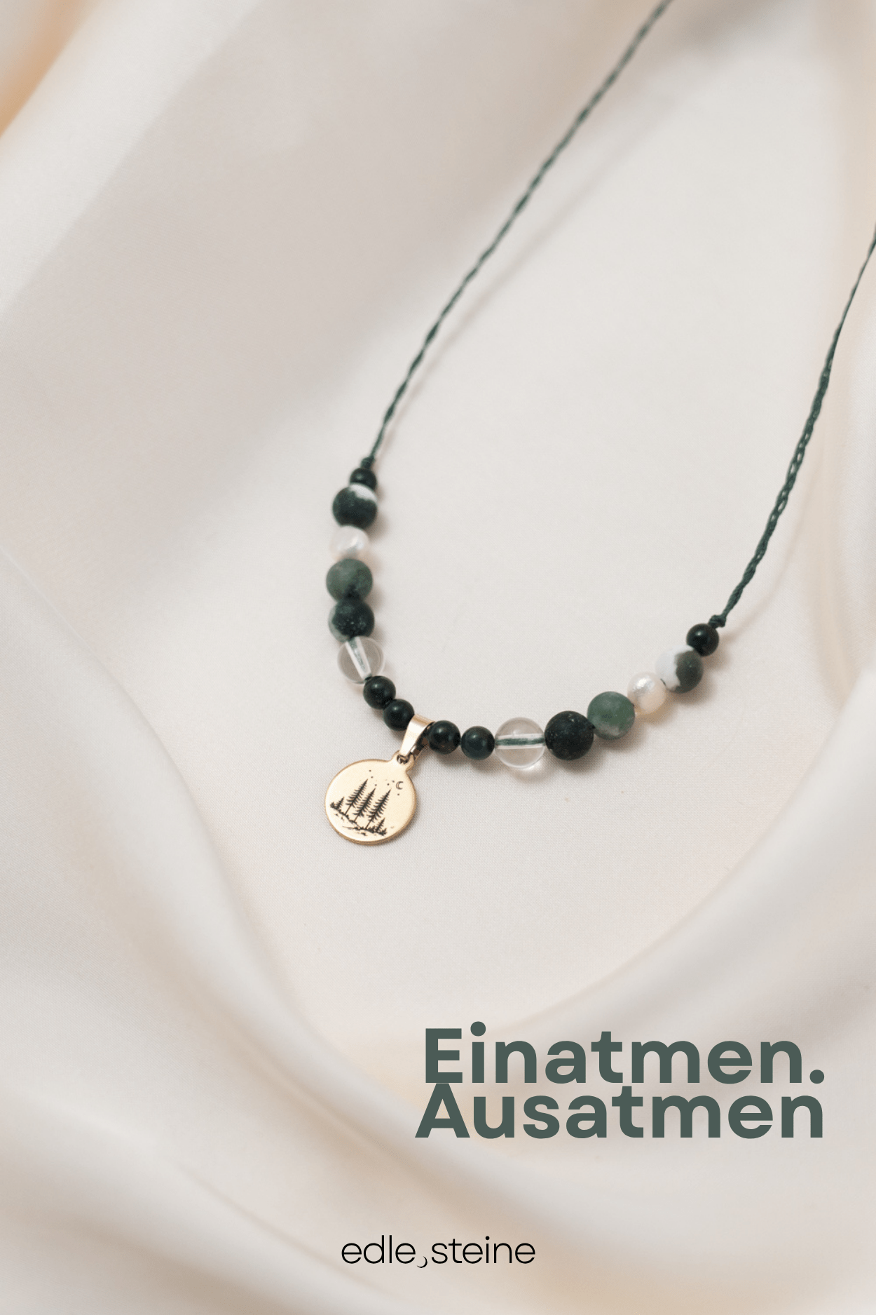 🌿 Waldgeflüster – Baumachat, Bergkristall, Heliotrop & Süßwasserperle Manchmal reicht ein Spaziergang im Wald. Der Duft von Moos und Erde. Das Rascheln der Blätter im Wind. Der Wald erinnert uns daran, langsamer zu werden, tiefer zu atmen und wieder bei uns selbst anzukommen. Waldgeflüster verbindet vier Edelsteine, die diese stille Kraft der Natur in sich tragen. Eine Kombination für Erdung, Klarheit und innere Balance. ✨ Themen der Edelsteine Baumachat – Naturverbundenheit & innere Ruhe Baumachat steht für Wachstum, Verwurzelung und die tiefe Verbindung zur Natur. Er erinnert daran, dass Entwicklung Zeit braucht und dass Ruhe oft der Anfang von neuer Kraft ist. Heliotrop – Stärke & Lebensenergie Heliotrop gilt seit Jahrhunderten als Stein für Mut und innere Stärke. Er steht für Standhaftigkeit und hilft dabei, Herausforderungen mit Vertrauen zu begegnen. Bergkristall – Klarheit & Ausrichtung Der Bergkristall wird seit jeher als Stein der Klarheit geschätzt. Er bringt Gedanken in Ordnung und unterstützt dabei, den eigenen Weg bewusst wahrzunehmen. Süßwasserperle – Weiblichkeit & Gefühlstiefe Perlen entstehen langsam im Inneren einer Muschel. Sie stehen für emotionale Tiefe, Intuition und die sanfte Kraft der Weiblichkeit. Affirmation Ich atme tief ein und finde Ruhe in mir.