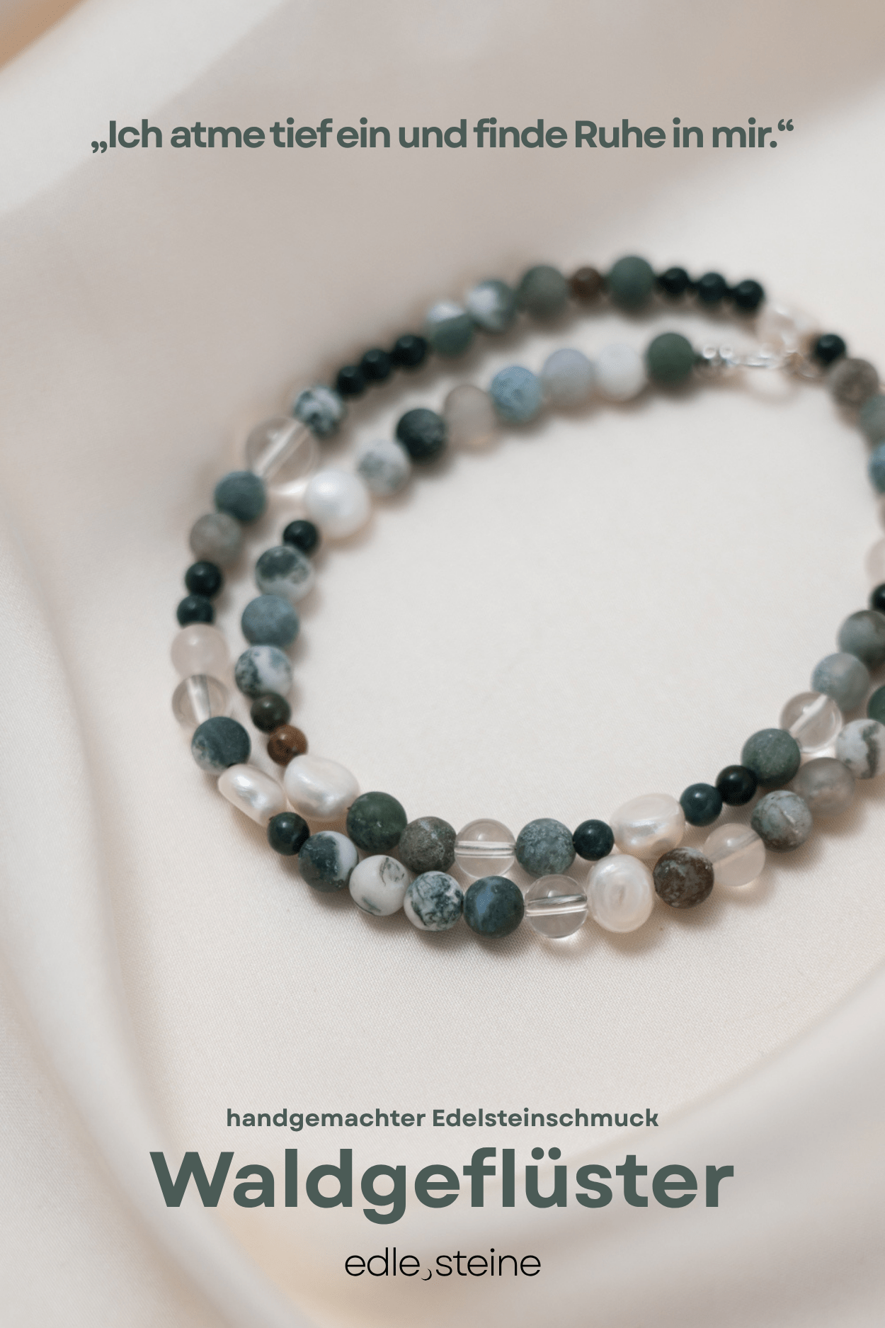 🌿 Waldgeflüster – Baumachat, Bergkristall, Heliotrop & Süßwasserperle Manchmal reicht ein Spaziergang im Wald. Der Duft von Moos und Erde. Das Rascheln der Blätter im Wind. Der Wald erinnert uns daran, langsamer zu werden, tiefer zu atmen und wieder bei uns selbst anzukommen. Waldgeflüster verbindet vier Edelsteine, die diese stille Kraft der Natur in sich tragen. Eine Kombination für Erdung, Klarheit und innere Balance. ✨ Themen der Edelsteine Baumachat – Naturverbundenheit & innere Ruhe Baumachat steht für Wachstum, Verwurzelung und die tiefe Verbindung zur Natur. Er erinnert daran, dass Entwicklung Zeit braucht und dass Ruhe oft der Anfang von neuer Kraft ist. Heliotrop – Stärke & Lebensenergie Heliotrop gilt seit Jahrhunderten als Stein für Mut und innere Stärke. Er steht für Standhaftigkeit und hilft dabei, Herausforderungen mit Vertrauen zu begegnen. Bergkristall – Klarheit & Ausrichtung Der Bergkristall wird seit jeher als Stein der Klarheit geschätzt. Er bringt Gedanken in Ordnung und unterstützt dabei, den eigenen Weg bewusst wahrzunehmen. Süßwasserperle – Weiblichkeit & Gefühlstiefe Perlen entstehen langsam im Inneren einer Muschel. Sie stehen für emotionale Tiefe, Intuition und die sanfte Kraft der Weiblichkeit. Affirmation Ich atme tief ein und finde Ruhe in mir.