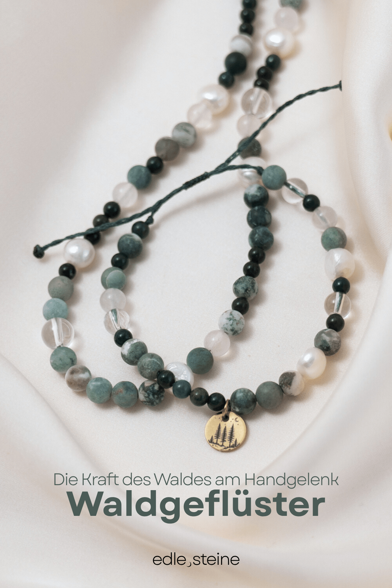 🌿 Waldgeflüster – Baumachat, Bergkristall, Heliotrop & Süßwasserperle Manchmal reicht ein Spaziergang im Wald. Der Duft von Moos und Erde. Das Rascheln der Blätter im Wind. Der Wald erinnert uns daran, langsamer zu werden, tiefer zu atmen und wieder bei uns selbst anzukommen. Waldgeflüster verbindet vier Edelsteine, die diese stille Kraft der Natur in sich tragen. Eine Kombination für Erdung, Klarheit und innere Balance. ✨ Themen der Edelsteine Baumachat – Naturverbundenheit & innere Ruhe Baumachat steht für Wachstum, Verwurzelung und die tiefe Verbindung zur Natur. Er erinnert daran, dass Entwicklung Zeit braucht und dass Ruhe oft der Anfang von neuer Kraft ist. Heliotrop – Stärke & Lebensenergie Heliotrop gilt seit Jahrhunderten als Stein für Mut und innere Stärke. Er steht für Standhaftigkeit und hilft dabei, Herausforderungen mit Vertrauen zu begegnen. Bergkristall – Klarheit & Ausrichtung Der Bergkristall wird seit jeher als Stein der Klarheit geschätzt. Er bringt Gedanken in Ordnung und unterstützt dabei, den eigenen Weg bewusst wahrzunehmen. Süßwasserperle – Weiblichkeit & Gefühlstiefe Perlen entstehen langsam im Inneren einer Muschel. Sie stehen für emotionale Tiefe, Intuition und die sanfte Kraft der Weiblichkeit. Affirmation Ich atme tief ein und finde Ruhe in mir.