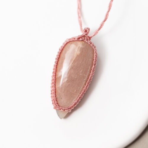 Rosa Mondstein – Der Edelstein der Gefühle und Zyklen 🌙✨ Affirmation: „Ich bin mit meinem Körper und meinem Rhythmus im Einklang.“ Rosa Mondstein ist ein besonders sanfter und tief weiblicher Begleiter, der dich in Kontakt mit deinen Gefühlen, deinem Zyklus und deiner inneren Weisheit bringt. Er schenkt dir Empfindungstiefe, öffnet dein Herz für emotionale Prozesse und stärkt deine Intuition. In bewegten Zeiten bringt er Balance, Erdung und ein Gefühl von innerer Ruhe. Seine zarte Schwingung unterstützt dich dabei, dich selbst besser zu spüren – körperlich wie emotional. ✨ Inspirationen: Themen: Gefühlsausdruck, Balance & Erdung, Empfindungstiefe, Perspektive erweitern, Medialität, innere Ruhe, Naturverbundenheit, Spiritualität, emotionale Klarheit. Chakra: Sakralchakra, Kronenchakra. Sternzeichen: Krebs, Fische, Stier, Steinbock, Skorpion. Element: Wasser, Kosmos. 🗿 Mineralogie: Der Rosa Mondstein gehört zur Familie der Feldspate. Sein charakteristischer, sanfter Schimmer wird als Adulareszenz bezeichnet – ein zartes Leuchten, das durch das Wechselspiel von Licht und feinen Lamellen im Inneren des Steins entsteht. Der rosa Farbton ist auf Einschlüsse verschiedener Mineralien, wie etwa manganhaltigen Feldspat, zurückzuführen. 🔮 Mythos & Geschichte: Bereits in der Antike wurde der Mondstein als heilig verehrt und eng mit der Mondgöttin und der weiblichen Urkraft verbunden. Besonders in Indien gilt er bis heute als Stein der Liebe und Fruchtbarkeit. Man sagt, der Rosa Mondstein fördere den Zugang zu Träumen und intuitivem Wissen – eine Energie, die besonders rund um den Vollmond ihre volle Kraft entfaltet. 🪄 Ganz ohne Hokuspokus: Das sanfte Leuchten des Rosa Mondsteins wirkt beruhigend auf das Auge und dient als optischer Anker, um in hektischen Momenten kurz innezuhalten und den eigenen Rhythmus wiederzufinden. Er erinnert dich visuell daran, achtsam mit deinen Emotionen umzugehen. Bitte beachte: Edelsteine sind kein Ersatz für medizinische Behandlungen oder professionelle Therapie. ☝🏼 Details zum Edelstein Schmuck Naturstein: Da jeder Stein ein Unikat ist, unterscheiden sich die Edelsteine in Farbe und Form von den Beispielbildern. Größe mit Makramee: 37 x 16 mm / Kette flexibel verstellbar Material: Edelstahl, 18k vergoldet. Handarbeit: Mit Liebe und Intuition für dich handgemacht. Jeder Stein wird mit Auge fürs Detail ausgesucht.