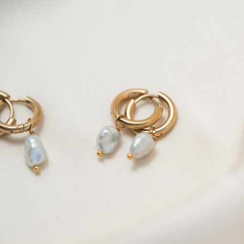 Süßwasserperle – Weiblichkeit und Gefühlstiefe 🤍🌙 Ich ehre meine Gefühle und schenke meiner Seele liebevolle Aufmerksamkeit. Süßwasserperlen entstehen Schicht für Schicht – langsam, geduldig und in natürlichem Rhythmus. Genau darin liegt ihre besondere Symbolik. Sie stehen für inneres Wachstum, emotionale Reife und die Fähigkeit, auch aus herausfordernden Erfahrungen etwas Wertvolles entstehen zu lassen. Die Perle erinnert daran, achtsam mit den eigenen Gefühlen umzugehen und sich selbst Raum für Pflege und Ruhe zu geben. Sie unterstützt emotionales Gleichgewicht, fördert Optimismus und stärkt die Verbindung zur eigenen Weiblichkeit. Seit Jahrhunderten wird die Perle mit dem Mond und mit Tränen verbunden. Beide stehen symbolisch für Gefühlstiefe, Wandel und die sanfte Kraft des Lebens. So begleitet die Süßwasserperle dich dabei, deine Emotionen bewusst wahrzunehmen und ihnen mit Mitgefühl zu begegnen. ✨ Themen Süßwasserperle Mental: Gefühlstiefe, Wachstum, Weiblichkeit, emotionales Gleichgewicht, Optimismus, Seelenpflege, Selfcare, Ordnungssinn, Achtsamkeit, emotionale Reife Chakra: Kronenchakra Element: Wasser Sternzeichen: Waage, Steinbock, Zwillinge, Krebs 🗿 Mineralogische & historische Fakten Süßwasserperlen entstehen in Muscheln, wenn ein Fremdkörper in das Innere gelangt. Die Muschel umhüllt diesen Reiz mit feinen Schichten aus Perlmutt, wodurch über lange Zeit eine Perle entsteht. Diese natürliche Bildung macht jede Perle einzigartig. Perlen bestehen überwiegend aus Calciumcarbonat (Aragonit) und organischen Bestandteilen. Süßwasserperlen werden vor allem in China gezüchtet und zeichnen sich durch ihre große Formenvielfalt und ihren sanften, seidigen Glanz aus. Schon in vielen alten Kulturen wurden Perlen als Symbol für Reinheit, Weisheit und Weiblichkeit geschätzt. Durch ihre Verbindung zum Wasser und zum Mond gelten sie bis heute als Sinnbild für Gefühlstiefe und inneres Wachstum. ☝🏼 Details zum Edelstein Schmuck ø Creolen 15mm // Länge ca. 30 mm Naturstein – daher weicht der Edelstein von den Bildern abweichen. Edelstahl 18k vergoldet mit Liebe und Intuition für dich handgemacht Da ich den Schmuck für dich anfertige dienen die Bilder als Beispiel. Die Edelsteine unterscheiden sich in Farbe und Form. Aber ich kann dir sagen, dass alle wunderschön und mit dem Auge fürs Detail ausgesucht werden