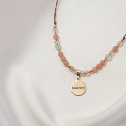 ☀️ Happiness – Kette / Armband mit Citrin, Prehnit & Rosa Mondstein Happiness steht für Lebensfreude, die von innen kommt. Für den Moment, in dem du spürst, dass Mut, Leichtigkeit und Vertrauen zusammengehören. Diese Kombination erinnert dich daran, dich selbst ernst zu nehmen – und das Leben trotzdem nicht zu schwer. Citrin bringt Selbstvertrauen, Fokus und die Motivation, deinen eigenen Weg zu gehen. Prehnit schenkt Frische, Spontanität und diese natürliche Freude am Entdecken. Rosa Mondstein verbindet dich mit Balance, Erdung und einem größeren Blick auf das, was möglich ist. Happiness ist für dich, wenn du merkst, dass Leichtigkeit nicht bedeutet, alles perfekt zu machen. Sondern dich selbst mitzunehmen – mit Mut, Neugier und einem offenen Blick nach vorn. ✨ Themen der Edelsteine Citrin: Selbstvertrauen · Erfolg · Mut · Motivation · Fokus Prehnit: Akzeptanz · Spontanität · Flow · gute Laune · Unternehmungslust Rosa Mondstein: Erdung · Spiritualität · Naturverbundenheit · Balance · Perspektive erweitern