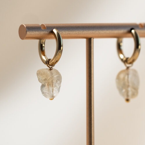 Citrin – Der Edelstein der Motivation und Lebensenergie 🔥 Ich vertraue meinem inneren Licht. Es führt mich mit Klarheit und Kraft. Citrin ist ein echter Energiespender. Seine sonnige Kraft aktiviert deinen inneren Antrieb und bringt Mut, Klarheit und Zuversicht in deinen Alltag. Er erinnert dich daran, was in dir steckt – dein Potenzial, deine Stärke, deine Vision. Wenn du dich blockiert oder müde fühlst, weckt er deine Lebensfreude und stärkt dein Selbstvertrauen. Citrin bringt Licht in trübe Gedanken und hilft dir, fokussiert und voller Tatendrang deinen Weg zu gehen. ✨ Themen Citrin Mental: Fokus, Motivation, Selbstsicherheit, Mut, Erfolg, Selbstvertrauen, Aktivität, Potenzial Chakra: Solarplexus, Sakralchakra Element: Feuer Sternzeichen: Löwe, Widder, Zwillinge, Stier, Krebs, Jungfrau 🗿 Mineralogische & historische Fakten: Citrin ist eine gelbe bis goldene Varietät des Quarzes (SiO₂), benannt nach dem französischen Wort citron für Zitrone. Seine Farbe entsteht durch Eisenverbindungen im Kristallgitter. In der Natur ist echter Citrin selten – viele Steine im Handel sind gebrannter Amethyst. Bereits im alten Griechenland war Citrin als Schutz- und Glücksstein beliebt. Im Volksglauben wurde er getragen, um Reichtum anzuziehen und depressive Stimmungen zu vertreiben. Seine leuchtende Farbe gilt als Symbol für Sonne, Optimismus und geistige Klarheit. ☝🏼 Details zum Edelstein Schmuck ø Creolen 15mm // Länge ca. 30 mm Naturstein – daher weicht der Edelstein von den Bildern abweichen. Edelstahl 18k vergoldet mit Liebe und Intuition für dich handgemacht Die Bilder dienen einem Beispiel und ich fertige diese dann für dich an. Du möchtest lieber Silber? Nehme einfach Kontakt zu mir auf.