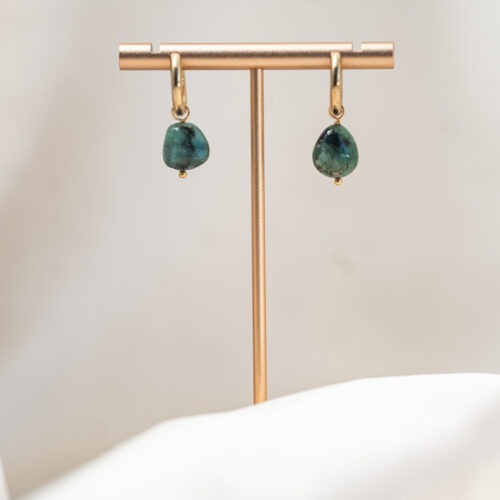 Smaragd – Der Edelstein der Liebe und Weisheit 💚🌿 Ich öffne mein Herz für Wachstum, Mitgefühl und innere Wahrheit. Der Smaragd berührt das Herz auf eine sanfte und doch kraftvolle Weise. Er lädt dich ein, deine innere Wahrheit zu entdecken, alte Wunden zu heilen und dich dem natürlichen Fluss des Lebens hinzugeben. Dabei stärkt er nicht nur Mitgefühl und Freundschaft, sondern auch deine Willenskraft, Selbstbestimmung und emotionale Balance. Ein Stein, der dich erinnert, dass wahres Wachstum mit Offenheit und Liebe beginnt – für dich selbst und für andere. ✨ Themen Smaragd Mental: Selbstliebe, Freundschaft, Mitgefühl, Weisheit, Harmonie, Selbstbestimmung, Wachstum, Naturverbundenheit, Willenskraft, Verständnis, Sinnfindung, Inspiration, Veränderung, emotionale Balance Chakra: Herzchakra Element: Erde Sternzeichen: Stier, Krebs, Waage, Löwe 🗿 Mineralogische & historische Fakten: Smaragd gehört zur Beryll-Gruppe und verdankt seine intensive grüne Farbe dem Spurenanteil von Chrom und Vanadium. Bereits im alten Ägypten galt er als heiliger Stein der Isis – Symbol für Fruchtbarkeit, Wiedergeburt und ewige Liebe. Kleopatra selbst trug Smaragde als Zeichen ihrer Macht und weiblichen Intuition. In vielen Kulturen wurde der Smaragd als Stein der Weisen verehrt. Er förderte nicht nur Herzenswärme und Mitgefühl, sondern sollte auch die Sehkraft stärken und das Gedächtnis verbessern. ☝🏼 Details zum Edelstein Schmuck ø Creolen 15mm // Länge ca. 30 mm Naturstein – daher weicht der Edelstein von den Bildern abweichen. Edelstahl 18k vergoldet mit Liebe und Intuition für dich handgemacht Die Bilder dienen einem Beispiel und ich fertige diese dann für dich an. Du möchtest lieber Silber? Nehme einfach Kontakt zu mir auf. 