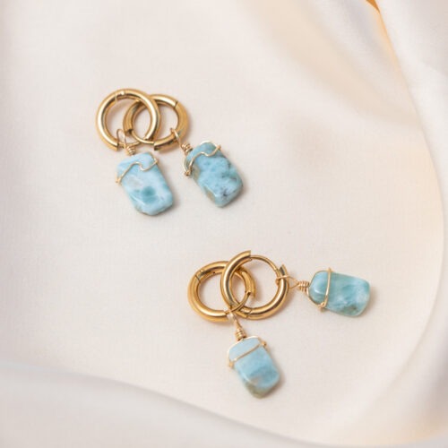 Larimar – Der Edelstein des Friedens und der Selbstheilung 🌊 Ich finde Frieden in mir und öffne mich für innere Heilung. Der Larimar wirkt wie eine sanfte Meeresbrise – kühlend, klärend und tief beruhigend. Inmitten emotionaler Wellen hilft er dir, wieder in deine Mitte zu finden und loszulassen, was dich belastet. Seine Energie lädt dich ein, anzunehmen, was ist – ohne Widerstand, mit Weichheit und Vertrauen. Dieser seltene Edelstein fördert Perspektivwechsel, spirituelles Wachstum und unterstützt dich dabei, die Verbindung zwischen Körper und Geist wieder zu entdecken. Besonders in stressreichen Phasen wirkt er wie ein Anker, der dich sanft zurück in die innere Ruhe holt. Er erinnert dich daran, dass du dir selbst vertrauen darfst – in deinem Tempo, mit deiner Wahrheit. ✨ Themen Mental: Frieden, Emotionen, Spiritualität, spirituelles Wachstum, Annahme, Perspektivwechsel, Selbstbestimmung, Wahrnehmung, Verbindung Körper & Geist, Wachstum, Klarheit, Sensibilität, innere Ruhe, Gelassenheit Chakra: Halschakra Element: Wasser Sternzeichen: Löwe, Krebs, Zwillinge, Fische 🗿 Mineralogische & historische Fakten Larimar ist eine seltene, hellblaue Varietät des Minerals Pektolith, die ausschließlich in der Dominikanischen Republik vorkommt. Seine Farbe erinnert an tropisches Meerwasser und entsteht durch Kupfer-Einlagerungen. Der Name „Larimar“ setzt sich aus dem Namen der Tochter des Entdeckers (Larissa) und dem spanischen Wort für Meer („mar“) zusammen – ein Symbol für Sanftheit und Weite. Wusstest du schon? Der Larimar wurde erst in den 1970er Jahren entdeckt und gilt seitdem als Symbolstein für das Karibikparadies. Aufgrund seiner beruhigenden Schwingung wird er oft als „Stein des atlantischen Lichts“ bezeichnet – in Anlehnung an das sagenumwobene Atlantis. ☝🏼 Details zum Edelstein Schmuck ø Creolen 15mm // Länge ca. 30 - 35 mm  Naturstein – daher kann der Edelstein von den Bildern abweichen. Edelstahl 18k vergoldet mit Liebe und Intuition handgemacht 