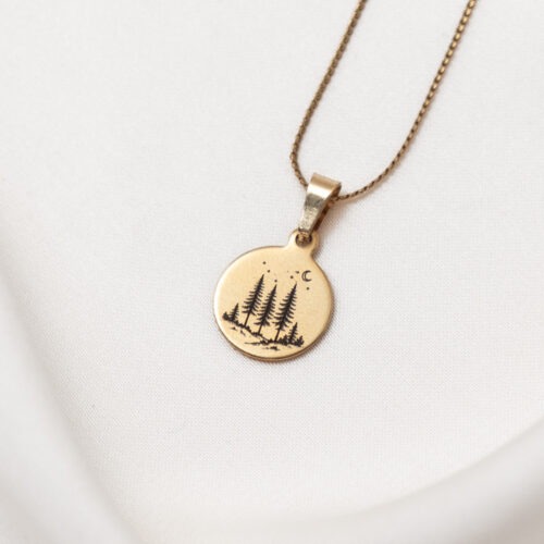 Waldgeflüster – Breathe Waldgeflüster: Der Wald hat eine besondere Stille. Eine leichte Stille. Eine Stille zwischen den Bäumen, eine Stille wie der Wind zwischen den Bäumen rauscht. Der Wald flüstert zu dir.  Zwischen Bäumen, Licht und Schatten wird der Atem ruhiger. Der Anhänger Waldgeflüster trägt ein feines Waldmotiv als Gravur. Auf der Rückseite steht ein einziges Wort: Breathe. Eine kleine Erinnerung, innezuhalten. Einzuatmen. Auszuatmen. Und wieder bei dir anzukommen. Ein stiller Begleiter für jeden Tag. ✨ Details verschiedene Größen Material: Edelstahl in Gold und Silber Gravur auf der Vor- und Rückseite persönlich von mir gezeichnet und handgefertigt mit Liebe zum Detail Affirmation: Ich atme ein, ich atme aus. ✨