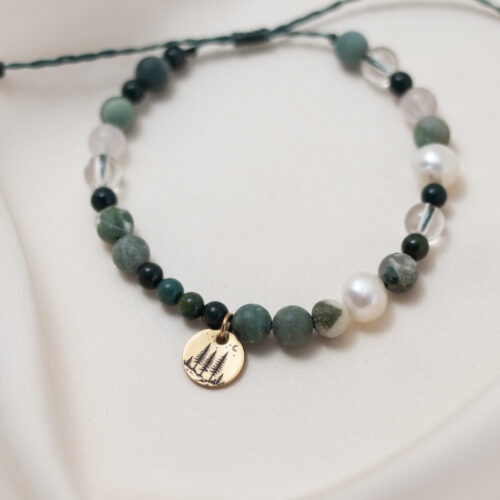 🌿 Waldgeflüster – Baumachat, Bergkristall, Heliotrop & Süßwasserperle Manchmal reicht ein Spaziergang im Wald. Der Duft von Moos und Erde. Das Rascheln der Blätter im Wind. Der Wald erinnert uns daran, langsamer zu werden, tiefer zu atmen und wieder bei uns selbst anzukommen. Waldgeflüster verbindet vier Edelsteine, die diese stille Kraft der Natur in sich tragen. Eine Kombination für Erdung, Klarheit und innere Balance. ✨ Themen der Edelsteine Baumachat – Naturverbundenheit & innere Ruhe Baumachat steht für Wachstum, Verwurzelung und die tiefe Verbindung zur Natur. Er erinnert daran, dass Entwicklung Zeit braucht und dass Ruhe oft der Anfang von neuer Kraft ist. Heliotrop – Stärke & Lebensenergie Heliotrop gilt seit Jahrhunderten als Stein für Mut und innere Stärke. Er steht für Standhaftigkeit und hilft dabei, Herausforderungen mit Vertrauen zu begegnen. Bergkristall – Klarheit & Ausrichtung Der Bergkristall wird seit jeher als Stein der Klarheit geschätzt. Er bringt Gedanken in Ordnung und unterstützt dabei, den eigenen Weg bewusst wahrzunehmen. Süßwasserperle – Weiblichkeit & Gefühlstiefe Perlen entstehen langsam im Inneren einer Muschel. Sie stehen für emotionale Tiefe, Intuition und die sanfte Kraft der Weiblichkeit. Affirmation Ich atme tief ein und finde Ruhe in mir.