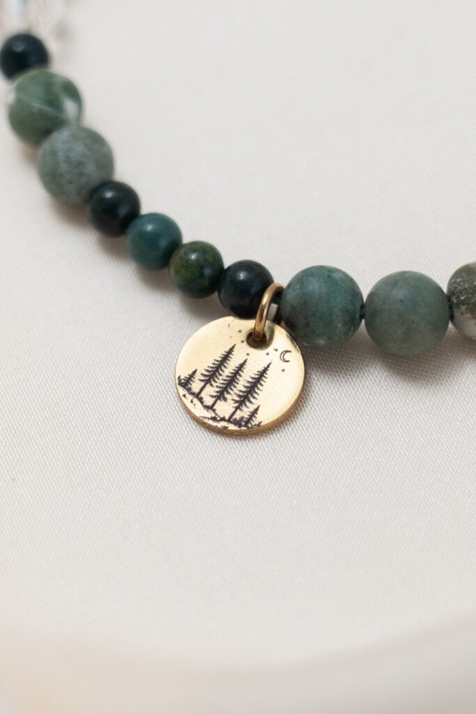 🌿 Waldgeflüster – Baumachat, Bergkristall, Heliotrop & Süßwasserperle Manchmal reicht ein Spaziergang im Wald. Der Duft von Moos und Erde. Das Rascheln der Blätter im Wind. Der Wald erinnert uns daran, langsamer zu werden, tiefer zu atmen und wieder bei uns selbst anzukommen. Waldgeflüster verbindet vier Edelsteine, die diese stille Kraft der Natur in sich tragen. Eine Kombination für Erdung, Klarheit und innere Balance. ✨ Themen der Edelsteine Baumachat – Naturverbundenheit & innere Ruhe Baumachat steht für Wachstum, Verwurzelung und die tiefe Verbindung zur Natur. Er erinnert daran, dass Entwicklung Zeit braucht und dass Ruhe oft der Anfang von neuer Kraft ist. Heliotrop – Stärke & Lebensenergie Heliotrop gilt seit Jahrhunderten als Stein für Mut und innere Stärke. Er steht für Standhaftigkeit und hilft dabei, Herausforderungen mit Vertrauen zu begegnen. Bergkristall – Klarheit & Ausrichtung Der Bergkristall wird seit jeher als Stein der Klarheit geschätzt. Er bringt Gedanken in Ordnung und unterstützt dabei, den eigenen Weg bewusst wahrzunehmen. Süßwasserperle – Weiblichkeit & Gefühlstiefe Perlen entstehen langsam im Inneren einer Muschel. Sie stehen für emotionale Tiefe, Intuition und die sanfte Kraft der Weiblichkeit. Affirmation Ich atme tief ein und finde Ruhe in mir.