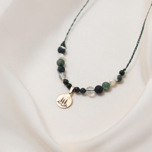 🌿 Waldgeflüster – Baumachat, Bergkristall, Heliotrop & Süßwasserperle Manchmal reicht ein Spaziergang im Wald. Der Duft von Moos und Erde. Das Rascheln der Blätter im Wind. Der Wald erinnert uns daran, langsamer zu werden, tiefer zu atmen und wieder bei uns selbst anzukommen. Waldgeflüster verbindet vier Edelsteine, die diese stille Kraft der Natur in sich tragen. Eine Kombination für Erdung, Klarheit und innere Balance. ✨ Themen der Edelsteine Baumachat – Naturverbundenheit & innere Ruhe Baumachat steht für Wachstum, Verwurzelung und die tiefe Verbindung zur Natur. Er erinnert daran, dass Entwicklung Zeit braucht und dass Ruhe oft der Anfang von neuer Kraft ist. Heliotrop – Stärke & Lebensenergie Heliotrop gilt seit Jahrhunderten als Stein für Mut und innere Stärke. Er steht für Standhaftigkeit und hilft dabei, Herausforderungen mit Vertrauen zu begegnen. Bergkristall – Klarheit & Ausrichtung Der Bergkristall wird seit jeher als Stein der Klarheit geschätzt. Er bringt Gedanken in Ordnung und unterstützt dabei, den eigenen Weg bewusst wahrzunehmen. Süßwasserperle – Weiblichkeit & Gefühlstiefe Perlen entstehen langsam im Inneren einer Muschel. Sie stehen für emotionale Tiefe, Intuition und die sanfte Kraft der Weiblichkeit. Affirmation Ich atme tief ein und finde Ruhe in mir.