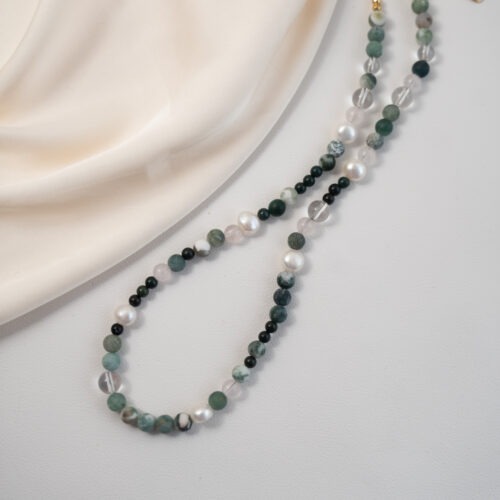 🌿 Waldgeflüster – Baumachat, Bergkristall, Heliotrop & Süßwasserperle Manchmal reicht ein Spaziergang im Wald. Der Duft von Moos und Erde. Das Rascheln der Blätter im Wind. Der Wald erinnert uns daran, langsamer zu werden, tiefer zu atmen und wieder bei uns selbst anzukommen. Waldgeflüster verbindet vier Edelsteine, die diese stille Kraft der Natur in sich tragen. Eine Kombination für Erdung, Klarheit und innere Balance. ✨ Themen der Edelsteine Baumachat – Naturverbundenheit & innere Ruhe Baumachat steht für Wachstum, Verwurzelung und die tiefe Verbindung zur Natur. Er erinnert daran, dass Entwicklung Zeit braucht und dass Ruhe oft der Anfang von neuer Kraft ist. Heliotrop – Stärke & Lebensenergie Heliotrop gilt seit Jahrhunderten als Stein für Mut und innere Stärke. Er steht für Standhaftigkeit und hilft dabei, Herausforderungen mit Vertrauen zu begegnen. Bergkristall – Klarheit & Ausrichtung Der Bergkristall wird seit jeher als Stein der Klarheit geschätzt. Er bringt Gedanken in Ordnung und unterstützt dabei, den eigenen Weg bewusst wahrzunehmen. Süßwasserperle – Weiblichkeit & Gefühlstiefe Perlen entstehen langsam im Inneren einer Muschel. Sie stehen für emotionale Tiefe, Intuition und die sanfte Kraft der Weiblichkeit. Affirmation Ich atme tief ein und finde Ruhe in mir.