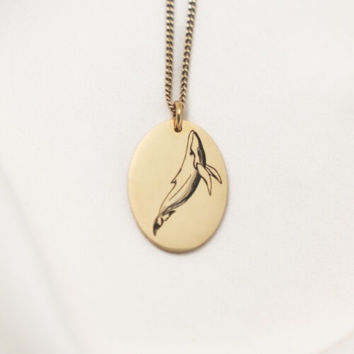 Wal Anhänger – Symbol für Tiefe, Intuition & inneren Frieden 🐋 Der Wal bewegt sich ruhig durch die Tiefen des Ozeans. Kraftvoll und zugleich sanft erinnert er uns daran, unserem eigenen Rhythmus zu vertrauen. Seit jeher gilt der Wal in vielen Kulturen als Hüter der Meere und als Symbol für Weisheit, emotionale Tiefe und Verbindung. Seine Gesänge tragen über weite Strecken durch den Ozean und stehen für Kommunikation, Intuition und das Lauschen auf die eigene innere Stimme. Dieser Anhänger steht für Ruhe, Vertrauen und die Erinnerung daran, dass wahre Stärke oft in der Gelassenheit liegt.   Bedeutung des Wal Symbols Tiefe & Intuition – Der Wal symbolisiert die Verbindung zu den Tiefen der eigenen Seele und zu innerem Wissen. Innere Ruhe – Seine ruhige, kraftvolle Präsenz erinnert daran, im eigenen Tempo durchs Leben zu gehen. Emotionale Tiefe – Wie das Meer steht der Wal für Gefühle, Sensibilität und innere Welten. Verbindung & Kommunikation – Wale kommunizieren über große Distanzen und symbolisieren Verständnis und Verbundenheit. Schutz & Weisheit – In vielen Mythen gelten Wale als weise Hüter der Ozeane.   Affirmation Ich vertraue meiner inneren Tiefe und folge meinem eigenen Rhythmus. ✨ Details verschiedene Größen Material: Edelstahl in Gold und Silber Gravur auf der Vor- und Rückseite persönlich von mir gezeichnet und handgefertigt mit Liebe zum Detail