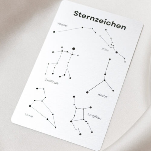 Sternzeichen Konstellation Anhänger Hast du dein Sternbild schon einmal wirklich gesucht? Nicht nur kurz hochgeschaut. Sondern gewartet, bis deine Augen sich an die Dunkelheit gewöhnen. Bis aus einzelnen Lichtpunkten eine Verbindung entsteht. Dein Sternzeichen ist Teil vom Kosmos und Teil von dir. Jede Konstellation habe ich von Hand gezeichnet. Punkt für Punkt. Linie für Linie. So, wie dein Zeichen am Nachthimmel steht. Reduziert auf das Wesentliche. Wie eine leise Erinnerung daran, dass du eingebunden bist in etwas Größeres. Auf der Rückseite wird dein zugeordnetes Kraftwort graviert. Nicht zufällig gewählt. Sondern als Essenz deiner Energie. Widder – Mut Stier – Stabilität Zwillinge – Leichtigkeit Krebs – Urvertrauen Löwe – Lebensfreude Jungfrau – Klarheit Waage – Harmonie Skorpion – Wandlung Schütze – Wachstum Steinbock – Fokus Wassermann – Freiheit Fische – Intuition Du trägst nicht nur ein Symbol. Du trägst deine Ausrichtung. Manchmal genügt ein Blick auf dein Zeichen, um dich wieder mit dir selbst zu verbinden. ✨ Details verschiedene Größen: Anhänger rund 12 x 12 mm oder 20 x 20 // Anhänger Oval 35 x 25 mm  // Schlüsselanhänger 30 x 30 mm Material: Edelstahl in Gold und Silber Gravur auf der Vor- und Rückseite persönlich von mir gezeichnet und handgefertigt mit Liebe zum Detail Affirmation: Ich vertraue meiner inneren Sternenspur. ✨