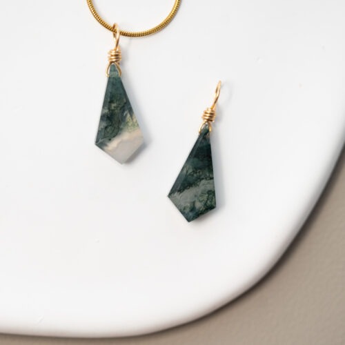 Moosachat – Naturverbundenheit, inneres Wachstum und Balance 🌿✨ Affirmation: „Ich wachse in meinem eigenen Rhythmus und bleibe dabei ganz bei mir.“ Moosachat bringt dich zurück zur Natur – und zu dir selbst. Er erdet dich sanft und schenkt dir Stabilität, wenn du dich innerlich suchst oder in herausfordernden Zeiten den Boden unter den Füßen verlierst. Dieser Edelstein erinnert dich daran, dass Wachstum auch leise geschehen darf – in deinem Tempo, mit Geduld und Achtsamkeit. Er unterstützt dich dabei, Emotionen wie Wut oder Angst zu regulieren, hilft beim Loslassen und fördert gleichzeitig Mut und Entschlossenheit. ✨ Inspirationen: Themen: Selbstverwirklichung, Geduld & Ausdauer, Mut, Stabilität, Balance & Harmonie, Achtsamkeit, Inspiration, Naturverbundenheit, Loslassen, emotionale Balance. Chakra: Herzchakra. Sternzeichen: Zwillinge, Stier, Jungfrau, Steinbock. Element: Erde, Wasser. Planet: Mond. 🗿 Mineralogie: Der Moosachat ist eine faszinierende Varietät des Chalcedons. Seine charakteristische, moosartige Zeichnung entsteht nicht durch echte Pflanzen, sondern durch dendritische Einschlüsse von Mangan- oder Eisenverbindungen. Er gilt mineralogisch als Symbol für Regeneration und natürliche Struktur. 🔮 Mythos & Geschichte: Schon in alten Kulturen galt der Moosachat als Stein der Naturgeister. Er wurde bei Fruchtbarkeitsritualen verwendet und oft von Gärtnern getragen, um die Verbindung zur Erde zu stärken. Er gilt als Brücke zwischen der menschlichen Seele und der nährenden Kraft der Natur und wird seit jeher als Schutzstein für seelische Ausgeglichenheit geschätzt. 🪄 Ganz ohne Hokuspokus: Die organischen Muster des Moosachats wirken wie ein kleiner Waldspaziergang für das Auge und können helfen, das Nervensystem bei Reizüberflutung als optischer Anker zu beruhigen. Er dient deiner Erdung und Konzentration. Bitte beachte: Edelsteine sind kein Ersatz für medizinische Behandlungen oder professionelle Therapie.