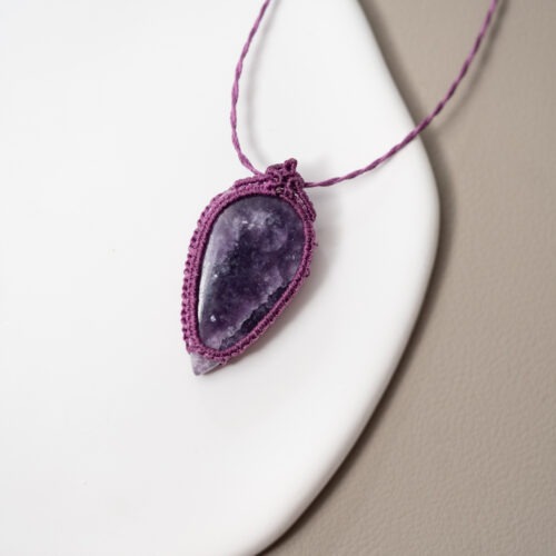 Lepidolith – Abgrenzung, Selbstreflexion und Innere Ruhe 💜✨ Affirmation: „Ich setze klare Grenzen und ruhe in meiner eigenen Mitte.“ Der Lepidolith ist dein sanfter Begleiter, wenn es darum geht, im Trubel des Alltags bei dir zu bleiben. Er unterstützt dich dabei, dich vor äußeren Einflüssen energetisch abzugrenzen und Raum für deine eigene Selbstreflexion zu schaffen. Mit seiner beruhigenden Energie schenkt er dir die nötige Gelassenheit, um Prioritäten zu setzen und inneren Frieden zu finden. Er ist der Stein der „stillen Kraft“, der dir hilft, achtsam mit deinen eigenen Grenzen umzugehen. ✨ Inspirationen: Themen: Abgrenzung, Selbstreflexion, Innere Ruhe, Grenzen setzen, Anker bei Reizüberflutung, Selbstdisziplin, Eigenständigkeit, emotionale Balance. Chakra: Kronenchakra. Sternzeichen: Waage, Wassermann. Element: Wasser, Luft.