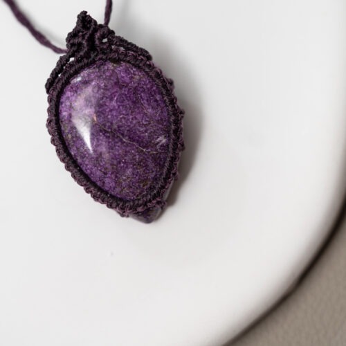 Stichtit – Frieden, Veränderung und Loslassen 💜✨ Affirmation: „Ich bin sicher, gelassen und ruhe in meinem inneren Frieden.“ Der Stichtit ist ein seltener und außergewöhnlich sanfter Begleiter. Er unterstützt dich dabei, Sorgen des Alltags loszulassen und stattdessen eine Haltung der Sorgenfreiheit und des Friedens einzunehmen. Als Stein der Sanftmut fördert er eine liebevolle Sicht auf dich selbst und schenkt dir eine beruhigende Atmosphäre, in der du dich sicher und geborgen fühlen kannst. ✨ Inspirationen: Themen: Frieden, Selbstliebe, Vergebung, Loslassen, Veränderung, Prioritäten, Entschlossenheit Chakra: Herzchakra, Kronenchakra. Sternzeichen: Jungfrau, Waage. Element: Luft, Wasser. 🗿 Mineralogie: Stichtit ist ein Magnesium-Chrom-Carbonat und besticht durch seine markante lavendel- bis purpurrote Farbe. Er entsteht als Umwandlungsprodukt in Serpentinit-Gesteinen. Diese seltene mineralische Zusammensetzung macht ihn zu einem besonderen Fundstück der Natur. 🔮 Mythos & Geschichte: Benannt nach seinem Entdecker Robert Sticht, wird dieser Stein seit seiner Entdeckung als Symbol für die Verbindung von Herz und Verstand geschätzt. Er gilt als Brücke zwischen tiefer Erdung und geistiger Öffnung und wird traditionell verwendet, um eine harmonische und friedvolle Ausstrahlung zu fördern. 🪄 Ganz ohne Hokuspokus: Die sanfte lila Farbgebung des Stichtits wirkt beruhigend auf das Auge und dient als visueller Anker für deine Gelassenheit. Er erinnert dich daran, achtsam mit dir selbst umzugehen. Bitte beachte: Edelsteine sind kein Ersatz für medizinische Behandlungen oder professionelle Therapie. Bei körperlichen Beschwerden (wie etwa der Haut oder des Blutdrucks) ersetzen sie niemals den Rat eines Arztes.