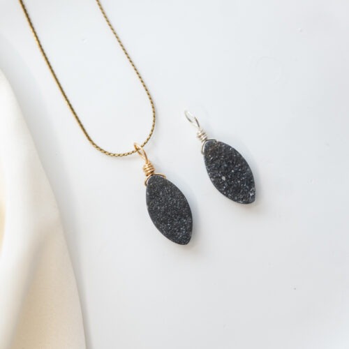 Druzy Achat – Dein inneres Leuchten & Schutz 💎✨ Affirmation: „Ich erkenne das wertvolle Strahlen in meinem Inneren.“ Der Druzy Achat ist ein faszinierendes Wunder der Natur. Während seine Basis für Schutz und tiefe Erdung steht, offenbart er in seinem Inneren eine Schicht aus unzähligen, winzigen Kristallen. Dieses Funkeln erinnert uns daran, dass wir – egal was im Außen passiert – ein eigenes, unerschütterliches Licht in uns tragen. Er ist ein Stein der Transformation, der dir hilft, deine innere Stärke zu finden und deine verborgenen Talente mit Selbstvertrauen nach außen zu tragen. ✨ Inspirationen Schwarz (Black is shining): Fokus, Schutz vor negativen Energien und Erdung. Rosa (Soft Glow): Selbstliebe, Herzöffnung und sanfte emotionale Balance. Weiß (Pure Light): Klarheit, Reinigung und ein frischer Neuanfang. Allgemeine Themen: Inneres Strahlen, Selbstvertrauen, Transformation, Individualität, Schutzraum, Schutz, Sicherheit, Geborgenheit, Problemlösung, Stabilität, Verbindung zum Kollektiv, Kollektivbewusstsein. Element. Erde und Wasser. Sternzeichen: Stier, Steinbock, Fische, Skorpion 🗿 Mineralogie: Als „Druzy“ bezeichnet man eine kristalline Schicht auf der Oberfläche oder in Hohlräumen eines Minerals. Beim Druzy Achat handelt es sich um Millionen kleiner Quarzkristalle, die über Jahrtausende gewachsen sind. Diese Struktur bricht das Licht in alle Richtungen und sorgt für das charakteristische, sternenstaubähnliche Glitzern. 🔮 Mythos & Geschichte: Drusen gelten seit jeher als Symbole für das „Licht im Verborgenen“. Sie stehen für die Entdeckung der eigenen Schätze und die Fähigkeit, selbst in festgefahrenen Situationen einen funkelnden Ausweg oder eine neue Perspektive zu finden. Er wird oft als Stein für Individualisten geschätzt, die ihre Einzigartigkeit feiern. 🪄 Ganz ohne Hokuspokus: Das dezente Glitzern der Druse zieht die Aufmerksamkeit sanft auf sich und dient als hervorragender visueller Anker für Achtsamkeitsübungen. Er erinnert dich im hektischen Alltag daran, kurz innezuhalten und dich auf deine eigene Kraft zu fokussieren. Bitte beachte: Edelsteine sind kein Ersatz für medizinische Behandlungen oder professionelle Therapie.