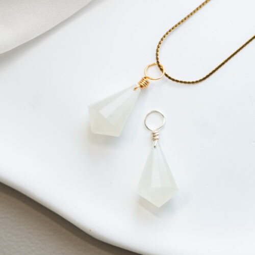 Mondstein – Der Edelstein der Weiblichkeit 🌙✨ Affirmation: „Ich spüre die Verbindung zu meinem Zyklus.“ Der Mondstein ist ein sanfter, lichtvoller Begleiter für alle, die sich mit ihrer Weiblichkeit, Intuition und den natürlichen Rhythmen des Lebens verbinden möchten. Seine schimmernde Energie erinnert an das weiche Licht des Mondes und lädt dich ein, deinen Gefühlen Raum zu geben, deinem Zyklus zu vertrauen und auf dein inneres Wissen zu hören. Er bringt emotionale Balance, unterstützt die Selbstwahrnehmung und hilft dir, die Verbindung zwischen Körper und Seele bewusster zu leben. ✨ Inspirationen: Themen: Intuition, Emotionen & Gefühle annehmen, Verbindung zur Weiblichkeit und den Zyklen der Natur, innerer Frieden, Zugang zum Unterbewussten, Selbstwahrnehmung, emotionale Balance, Spiritualität. Chakra: Solarplexus, Sakralchakra. Sternzeichen: Krebs, Waage, Skorpion, Steinbock, Fische. Element: Wasser. Planet: Mond. 🗿 Mineralogie: Mondstein ist ein Kalium-Aluminium-Silikat aus der Feldspatgruppe und bekannt für seine schimmernde Adulareszenz – ein Lichtspiel, das durch Lichtbrechung an den lamellenartigen Strukturen im Inneren des Steins entsteht. Dieses sanfte Leuchten erinnert optisch direkt an das Licht des Mondes. 🔮 Mythos & Geschichte: Bereits die Römer glaubten, der Mondstein enthalte das gefrorene Licht des Mondes. In Indien wird er bis heute als Stein für Liebende verehrt und gilt als Symbol für Fruchtbarkeit und weibliche Weisheit. Er wird seit jeher als Brücke zur eigenen Intuition und den verborgenen Ebenen der Seele geschätzt. 🪄 Ganz ohne Hokuspokus: Das weiche Schimmern des Mondsteins wirkt beruhigend auf das Auge und kann als optischer Anker dienen, um in stressigen Momenten kurz innezuhalten und den Fokus wieder auf die eigene Wahrnehmung zu richten. Er erinnert dich visuell daran, deinen eigenen Rhythmen zu vertrauen. Bitte beachte: Edelsteine sind kein Ersatz für medizinische Behandlungen oder professionelle Therapie.