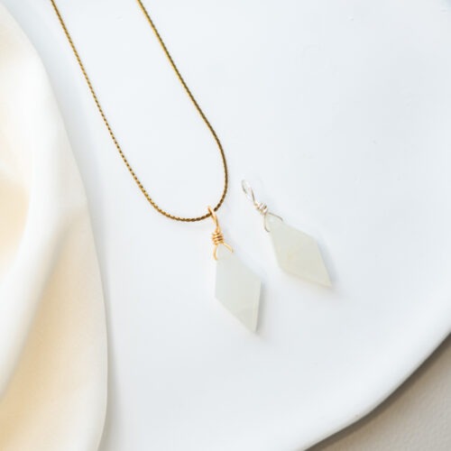 Mondstein – Der Edelstein der Weiblichkeit 🌙✨ Affirmation: „Ich spüre die Verbindung zu meinem Zyklus.“ Der Mondstein ist ein sanfter, lichtvoller Begleiter für alle, die sich mit ihrer Weiblichkeit, Intuition und den natürlichen Rhythmen des Lebens verbinden möchten. Seine schimmernde Energie erinnert an das weiche Licht des Mondes und lädt dich ein, deinen Gefühlen Raum zu geben, deinem Zyklus zu vertrauen und auf dein inneres Wissen zu hören. Er bringt emotionale Balance, unterstützt die Selbstwahrnehmung und hilft dir, die Verbindung zwischen Körper und Seele bewusster zu leben. ✨ Inspirationen: Themen: Intuition, Emotionen & Gefühle annehmen, Verbindung zur Weiblichkeit und den Zyklen der Natur, innerer Frieden, Zugang zum Unterbewussten, Selbstwahrnehmung, emotionale Balance, Spiritualität. Chakra: Solarplexus, Sakralchakra. Sternzeichen: Krebs, Waage, Skorpion, Steinbock, Fische. Element: Wasser. Planet: Mond. 🗿 Mineralogie: Mondstein ist ein Kalium-Aluminium-Silikat aus der Feldspatgruppe und bekannt für seine schimmernde Adulareszenz – ein Lichtspiel, das durch Lichtbrechung an den lamellenartigen Strukturen im Inneren des Steins entsteht. Dieses sanfte Leuchten erinnert optisch direkt an das Licht des Mondes. 🔮 Mythos & Geschichte: Bereits die Römer glaubten, der Mondstein enthalte das gefrorene Licht des Mondes. In Indien wird er bis heute als Stein für Liebende verehrt und gilt als Symbol für Fruchtbarkeit und weibliche Weisheit. Er wird seit jeher als Brücke zur eigenen Intuition und den verborgenen Ebenen der Seele geschätzt. 🪄 Ganz ohne Hokuspokus: Das weiche Schimmern des Mondsteins wirkt beruhigend auf das Auge und kann als optischer Anker dienen, um in stressigen Momenten kurz innezuhalten und den Fokus wieder auf die eigene Wahrnehmung zu richten. Er erinnert dich visuell daran, deinen eigenen Rhythmen zu vertrauen. Bitte beachte: Edelsteine sind kein Ersatz für medizinische Behandlungen oder professionelle Therapie.