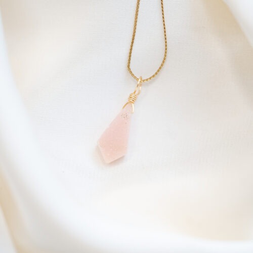 Druzy Achat – Dein inneres Leuchten & Schutz 💎✨ Affirmation: „Ich erkenne das wertvolle Strahlen in meinem Inneren.“ Der Druzy Achat ist ein faszinierendes Wunder der Natur. Während seine Basis für Schutz und tiefe Erdung steht, offenbart er in seinem Inneren eine Schicht aus unzähligen, winzigen Kristallen. Dieses Funkeln erinnert uns daran, dass wir – egal was im Außen passiert – ein eigenes, unerschütterliches Licht in uns tragen. Er ist ein Stein der Transformation, der dir hilft, deine innere Stärke zu finden und deine verborgenen Talente mit Selbstvertrauen nach außen zu tragen. ✨ Inspirationen Schwarz (Black is shining): Fokus, Schutz vor negativen Energien und Erdung. Rosa (Soft Glow): Selbstliebe, Herzöffnung und sanfte emotionale Balance. Weiß (Pure Light): Klarheit, Reinigung und ein frischer Neuanfang. Allgemeine Themen: Inneres Strahlen, Selbstvertrauen, Transformation, Individualität, Schutzraum, Schutz, Sicherheit, Geborgenheit, Problemlösung, Stabilität, Verbindung zum Kollektiv, Kollektivbewusstsein. Element. Erde und Wasser. Sternzeichen: Stier, Steinbock, Fische, Skorpion 🗿 Mineralogie: Als „Druzy“ bezeichnet man eine kristalline Schicht auf der Oberfläche oder in Hohlräumen eines Minerals. Beim Druzy Achat handelt es sich um Millionen kleiner Quarzkristalle, die über Jahrtausende gewachsen sind. Diese Struktur bricht das Licht in alle Richtungen und sorgt für das charakteristische, sternenstaubähnliche Glitzern. 🔮 Mythos & Geschichte: Drusen gelten seit jeher als Symbole für das „Licht im Verborgenen“. Sie stehen für die Entdeckung der eigenen Schätze und die Fähigkeit, selbst in festgefahrenen Situationen einen funkelnden Ausweg oder eine neue Perspektive zu finden. Er wird oft als Stein für Individualisten geschätzt, die ihre Einzigartigkeit feiern. 🪄 Ganz ohne Hokuspokus: Das dezente Glitzern der Druse zieht die Aufmerksamkeit sanft auf sich und dient als hervorragender visueller Anker für Achtsamkeitsübungen. Er erinnert dich im hektischen Alltag daran, kurz innezuhalten und dich auf deine eigene Kraft zu fokussieren. Bitte beachte: Edelsteine sind kein Ersatz für medizinische Behandlungen oder professionelle Therapie. ☝🏼 Details zum Edelstein Schmuck Handarbeit: Mit Achtsamkeit und Intuition handgefertigtes Schmuckstück. Größe: Der Anhänger in eleganter Pendelform hat die Maße von ca. 18 x 8 mm Material: Echter Naturstein und Kupferdraht (14k vergoldet). Unikat-Garantie: Da es sich um echte Natursteine handelt, ist jedes Schmuckstück ein Einzelstück. Besonders die Kristallstruktur der Druse ist bei jedem Stein einzigartig. Lieferumfang nur der Anhänger