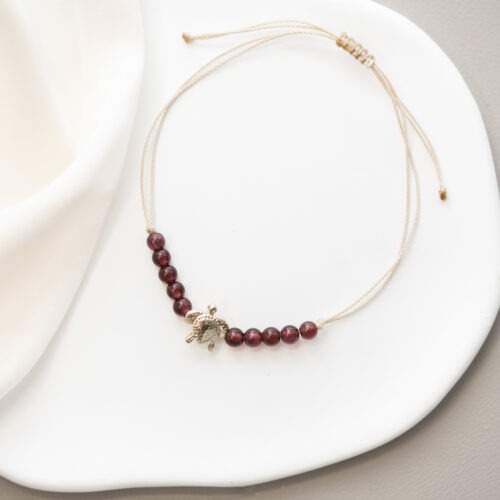 Schildkröte – Weisheit, Schutz und Lebenskraft 🐢✨ Affirmation: „Ich gehe meinen Weg mit Geduld, Vertrauen und in meiner eigenen Kraft.“ Die Schildkröte ist eines der ältesten Symbole der Welt. Sie trägt ihr Haus – ihren Schutz – immer bei sich und erinnert uns daran, dass wahre Sicherheit aus unserem Inneren kommt. Als Krafttier steht sie für ein langes Leben, unerschütterliche Geduld und die Weisheit, den eigenen Rhythmus zu ehren. Sie lehrt uns, dass wir unser Ziel immer erreichen, wenn wir beständig und im Einklang mit uns selbst voranschreiten. ✨ Inspirationen: Themen: Urvertrauen, Weisheit, Schutz & Geborgenheit, Geduld, Langlebigkeit, Ausdauer, Erdung, Beständigkeit. Chakra: Wurzelchakra, Herzchakra. Element: Erde und Wasser. 🗿 Symbolik & Bedeutung: In vielen Kulturen gilt die Schildkröte als Welten-Trägerin. Ihr Panzer symbolisiert den Schutz des Himmels, während ihr Bauch die Geborgenheit der Erde darstellt. Sie verbindet die Elemente Wasser und Erde und steht für die Fähigkeit, sich bei Bedarf in den eigenen inneren Raum zurückzuziehen, um neue Kraft zu schöpfen. 🪄 Ganz ohne Hokuspokus: Die Schildkröte dient als wundervoller optischer Anker, um im Alltag das Tempo rauszunehmen. Das Berühren des Symbols am Handgelenk hilft dir, dich kurz zu sammeln. Bitte beachte: Symbole und Edelsteine sind kein Ersatz für medizinische Behandlungen oder professionelle Therapie.