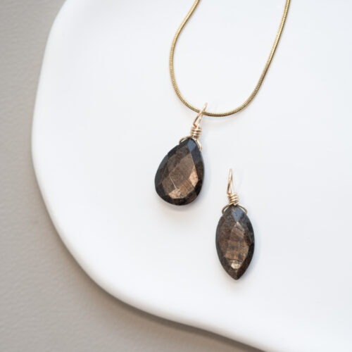 Gold Sheen Saphir – Entdeckergeist, Struktur und innere Führung 🌿✨ Affirmation: „Ich stehe fest in meiner Kraft, entdecke meine inneren Schätze und vertraue meiner Führung.“ Der Gold Sheen Saphir aus Kenia ist eine moderne Rarität und ein Symbol für unerschütterliche Standhaftigkeit. Er lädt dich ein, deine Aufmerksamkeit nach innen zu richten, verborgene Potenziale zu wecken und deinen Weg mit neuem Entdeckergeist zu beschreiten. Als Stein der Zentrierung hilft er dir, den Fokus zu halten und gleichzeitig tief im Hier und Jetzt verwurzelt zu bleiben. ✨ Inspirationen: Themen: Eigene innere Schätze entdecken, Fokus & Zentrierung, Selbstvertrauen, Entdeckergeist, innere Führung, Schutz durch Erdung, Struktur, Neubeginn. Chakra: Wurzelchakra (Muladhara), Solarplexus (Manipura). Sternzeichen: Schütze, Steinbock, Jungfrau. Element: Erde. 🗿 Mineralogie: Der Gold Sheen Saphir ist eine geologische Besonderheit, die erst vor etwa 10 bis 15 Jahren in Kenia entdeckt wurde. Es handelt sich um eine Varietät des Korunds, bei der metallische Einschlüsse von Hämatit und Ilmenit für den charakteristischen goldenen Schimmer sorgen. Da dieser Stein weltweit nur aus einer einzigen Fundstelle stammt und der Abbau begrenzt ist, gilt er als eine der spannendsten Neuentdeckungen der modernen Gemmologie. 🔮 Mythos & Geschichte: Da dieser Stein erst im 21. Jahrhundert entdeckt wurde, schreibt er seine Geschichte gerade erst selbst. Er wird oft als „Stein der neuen Zeit“ bezeichnet, der die klassische Beständigkeit des Saphirs mit der dynamischen Aufbruchsstimmung seiner Entdeckung in Kenia verbindet. Er gilt als Symbol für Schätze, die erst zum richtigen Zeitpunkt ans Licht kommen, und steht für die Fähigkeit, das eigene Potenzial voll zu entfalten.