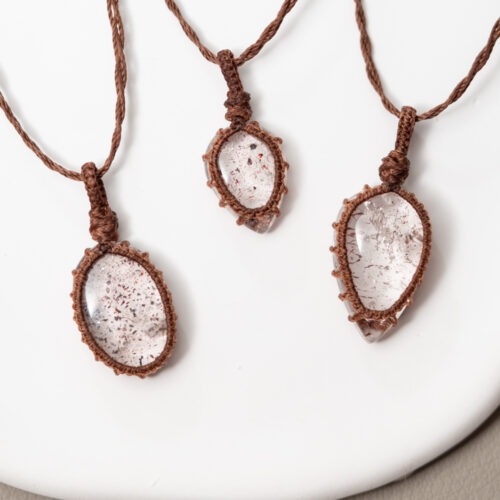 Super Seven – Spirituelle Entwicklung, Transformation und Ganzheit 🌟✨ Affirmation: „Ich bin verbunden mit der Fülle des Universums und entfalte mein höchstes Potenzial.“ Der Super Seven, auch Melody Stone genannt, ist ein seltenes Kraftpaket der Natur. Er vereint die Energien von sieben verschiedenen Mineralien in einem einzigen Kristall. Er unterstützt dich dabei, dein Bewusstsein zu erweitern, energetische Blockaden zu lösen und die Verbindung zu deiner inneren Weisheit zu stärken. Er ist ein Stein des Wandels, der dir hilft, Altes loszulassen und mit Klarheit in deine neue Kraft zu treten. ✨ Inspirationen: Themen: Spirituelles Wachstum, Transformation, energetische Reinigung, Klarheit, Intuition, Ganzheit, Bewusstseinserweiterung. Chakra: Alle Chakren, besonders Kronenchakra (Sahasrara) und Drittes Auge (Ajna). Sternzeichen: Alle Sternzeichen (besonders Wassermann und Fische). Element: Alle Elemente (Äther/Spirit). 🗿 Mineralogie: Der Super Seven ist eine einzigartige Kombination aus sieben Mineralien: Amethyst, Bergkristall, Rauchquarz, Cacoxenit, Lepidokrokit, Goethit und Rutilquarz. Diese seltene Synergie sorgt dafür, dass der Stein niemals gereinigt oder aufgeladen werden muss, da er seine Energie kontinuierlich selbst regeneriert. 🔮 Mythos & Geschichte: Der Stein wurde bekannt durch die Kristall-Expertin Melody, weshalb er oft „Melody Stone“ genannt wird. Er gilt als „Heiler der Erde“ und wird in der modernen Kristallarbeit als einer der wichtigsten Steine für das neue Zeitalter angesehen. Er soll die Frequenz des Trägers anheben und den Zugang zu höheren Bewusstseinsebenen erleichtern. 🪄 Ganz ohne Hokuspokus: Durch seine komplexe Struktur und die verschiedenen Einschlüsse bietet der Super Seven eine faszinierende optische Tiefe, die zur Kontemplation und Ruhe einlädt. Er dient als visueller Anker für deine tägliche Fokus-Praxis. Bitte beachte: Edelsteine sind kein Ersatz für medizinische Behandlungen oder professionelle Therapie. ☝🏼 Details zum Edelstein Schmuck Naturstein – jedes Stück ist durch die Kombination der sieben Mineralien ein absolutes Unikat. Größe Anhänger: Kleiner Tropfen 25 x 10 mm . Großer Tropfen 30 x 12 mm . Ovaler 28 x 11 mm  Öse: Kupferdraht / 18k vergoldet Mit Liebe und Intuition handgemacht Lieferumfang nur der Anhänger