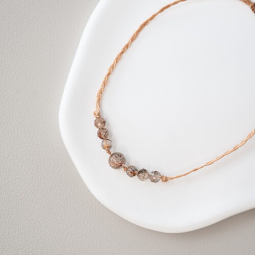 Super Seven (Goethit-Quarz / Cacoxenit) – Entschlossenheit & Ganzheit ✨🌟 Affirmation: „Ich bin verbunden mit der Fülle des Universums und entfalte mein höchstes Potenzial.“ Der Super Seven ist ein wahres Naturwunder und im Handel oft unter den Namen Goethit-Quarz oder Cacoxenit bekannt. Er unterstützt dich dabei, Visionen nicht nur zu träumen, sondern sie mit Mut und Ausdauer in die Realität umzusetzen. Als Stein der Ganzheit schenkt er dir innere Freiheit und Zuversicht, während er die Einheit von Körper und Geist fördert. Er hilft dir, den Energiefluss zu aktivieren und mit Entschlossenheit und Tatkraft deinen Weg zu gehen. ✨ Inspirationen: Themen: Innere Freiheit & Zuversicht, Ausdruckskraft, Entschlossenheit, Tatkraft, Verantwortungsgefühl, Wachheit, spirituelles Wachstum, Harmonie, gute Laune, Energiefluss und Ganzheit. Chakra: Alle Chakren. Sternzeichen: Alle Sternzeichen. Element: Erde und Feuer. 🗿 Mineralogie: Technisch gesehen handelt es sich beim Super Seven um eine Basis aus Quarz, in die über Millionen von Jahren gold-braune Goethit-Lanzen eingewachsen sind. Oft wird er auch als Cacoxenit bezeichnet, da diese mineralischen Einschlüsse ihm sein charakteristisches, strahlenförmiges Aussehen verleihen. Diese seltene Kombination aus verschiedenen Mineralen macht jedes Stück zu einem chemischen Archiv der Erde und zu einem absoluten Unikat. 🔮 Mythos & Geschichte: Bekannt wurde diese Kombination als „Melody Stone“, der symbolisch die Synergie verschiedener Mineralien vereint. Historisch leitet sich der Name Cacoxenit vom griechischen „schlimmer Gast“ ab, da das Mineral früher im Bergbau die Eisenschmelze erschwerte. Heute schätzt man ihn als wertvolle Rarität, die für die Verbindung von Bodenständigkeit (Goethit) und Vision (Quarz) steht. 🪄 Ganz ohne Hokuspokus: Die komplexen Einschlüsse im Goethit-Quarz bieten eine faszinierende optische Tiefe, die die Wachheit und Konzentration fördern kann. Er dient als visueller Anker für deine Tatkraft. Bitte beachte: Edelsteine sind kein Ersatz für medizinische Behandlungen oder professionelle Therapie. ☝🏼 Details zum Edelstein Schmuck Naturstein – jedes Stück ist durch die Kombination der sieben Mineralien ein absolutes Unikat. Armband 16 – 25 cm verstellbar mit einem Schiebeknoten weitere Elemente Edelstahl vergoldet Ich fertige extra für dich an, daher kann es zu kaum sichtbaren Unterschieden kommen. mit Liebe und Intuition handgemacht