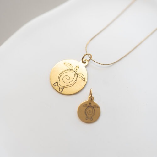 Ticket to the Beach - Charm 🌊🐚 Manchmal ruft das Meer. Der Geruch von Salz auf der Haut, die Weite des Horizonts, das rhythmische Kommen und Gehen der Wellen. Ticket to the Beach ist dein persönliches Meerweh zum Umhängen – ein kleiner Anker, der dich mit dem Rhythmus des Ozeans verbindet. Wenn der Alltag zu laut wird, erinnert dich dieser Anhänger daran, dass es immer einen Ort gibt, an dem du tief durchatmen kannst. Das feine, fließende Wellenmotiv auf der Vorderseite bringt dir die Energie des Wassers direkt in deinen Tag. Auf der Rückseite steht standardmäßig "Ticket to the Beach". Wenn du aber ein Wort suchst, das dich ganz persönlich erdet oder antreibt, kannst du es auch gegen dein eigenes Kraftwort ersetzen. Ein stiller Begleiter, der dir genau die Botschaft schenkt, die du gerade brauchst. Ich fließe mit dem Leben, so wie die Wellen ans Ufer kommen. ✨ ✨ Details ticket to the beach verschiedene Größen Material: Edelstahl in Gold und Silber Gravur auf der Vor- und Rückseite teilweise persönlich von mir gezeichnet und handgefertigt mit Liebe zum Detail Affirmation: Ich atme ein, ich atme aus. ✨
