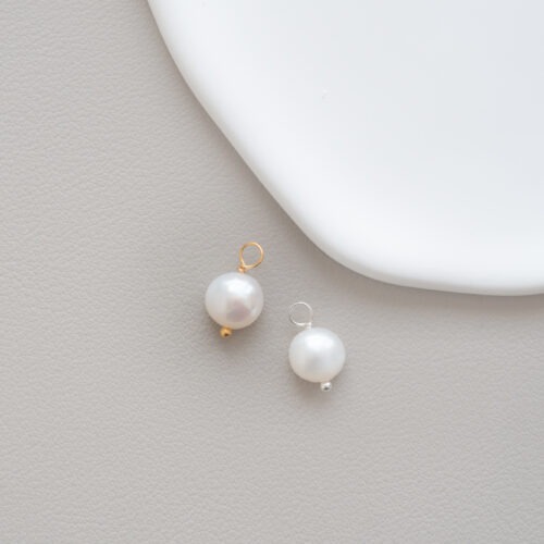 Die Perle – Verborgene Schönheit & Eleganz: Die Perle ist das wohl kostbarste und edelste Geschenk des tiefen Ozeans. Sie wächst im Verborgenen heran und strahlt eine zeitlose Eleganz aus. Deshalb symbolisiert sie deine innere Schönheit sowie deine pure Weiblichkeit. Sie erinnert dich liebevoll an deinen unschätzbaren eigenen Wert.