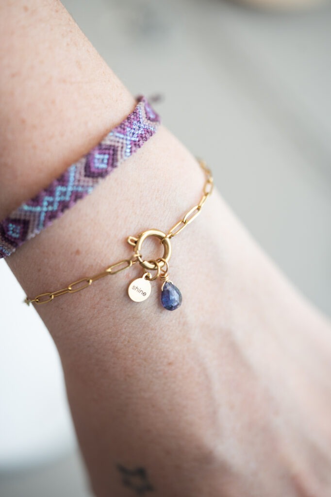 YOUR.Circle - Charm Armband basic Das YOUR.line Basic Armband ist ein weiteres Herzstück deiner individuellen Kombination – es bildet die Basis für deine persönliche Schmucklinie. Wähle deinen Lieblingsanhänger aus Edelstein, ergänze ihn mit einem Charm oder Symbol aus dem Edle.Steine Shop – und kreiere dein ganz eigenes Schmuckstück, das du jederzeit erweitern kannst. YOUR.Circle steht für Freiheit, Wandelbarkeit und Ausdruck. Ob schlicht, verspielt oder voller Bedeutung – du entscheidest, was dich begleitet. 💛 Diese Kollektion vereint alles, was Edle.Steine ausmacht: Edelsteine, Symbole, Gravuren und kleine Lieblingsanhänger – ein Mix & Match für alle, die sich nicht festlegen wollen. ✨ Deine Kombinationsmöglichkeiten 1️⃣ Wähle dein basic Armband 2️⃣ Ergänze deinen Edelstein-Anhänger aus dem Edle.Steine Shop. Roh oder geschliffen, klar oder farbig, jedes Stück trägt seine eigene Energie. zu den Edelstein Anhängern 3️⃣ Füge deinen Charm hinzu – kleine Alltagsanker mit Bedeutung, z. B. dein Sternzeichen oder ein Symbol, das dich inspiriert. zu den Charms NEU: Personalisierte Laser Gravuren: Dein Kraftwort und dein Sternzeichen Sternenhimmel kannst du dir hier ganz einfach dazu bestellen. Ein spezielles Symbol? Ich gehe indivduell auf deine Wünsche ein. Schreib mir einfach eine Nachricht. Eine kleine Auswahl findest du hier 4️⃣ Kombiniere, tausche, erweitere – so oft du willst. Wandelbar, bedeutungsvoll und so individuell wie du. ✨ Details zum Schmuck Edelstahl | Länge 19 cm + 6 cm Verlängerung Anhänger-Ring  ø 9 mm Lieferumfang: nur Armband mit Anhänger-Ring