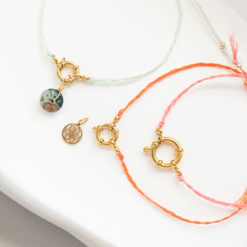 Cosmic.Circle 🌈 Armband geflochten So bunt wie das Leben, so individuell wie die Menschen, die edle.steine begleiten. Das neue Cosmic.Circle Armband ist weit mehr als nur ein Schmuckstück – es ist ein farbenfrohes Statement am Handgelenk. Ich habe das Material ausgiebig getestet: Das Armband ist extrem langlebig und wunderbar unkompliziert im Alltag. Ob bei der Arbeit, unterwegs oder in der Natur – es macht alles mit. Jedes Band wird mit Sorgfalt geflochten und ist in über 30 verschiedenen Farben erhältlich. Wähle die Farbe, die heute genau zu deiner Energie passt. Cosmic.Circle bringt die Vielfalt direkt zu dir. 💫 Das Besondere: Dein persönlicher Kombi-Service Das Beste an Cosmic.Circle ist die Kombinierbarkeit: Du kannst sie mit allen Charms aus dem Shop tragen. Zudem warten in meinem Atelier unzählige kleine Edelsteinanhänger darauf, von dir entdeckt zu werden! Da diese noch nicht alle im Online-Shop zu finden sind, ist die Auswahl vor Ort oder auf Märkten riesig. Dein Unikat: Um es noch individueller zu machen, kannst du dein Armband mit einer persönlichen Lasergravur veredeln. Ob ein Symbol, das dir Kraft gibt, oder ein Motiv, das deine Geschichte erzählt – ich graviere es für dich, damit dein Schmuckstück ein echtes Einzelstück wird. Du möchtest sehen, was gerade da ist? Schreib mir einfach eine Nachricht per WhatsApp – ich zeige dir gerne meine aktuelle Auswahl an Edelsteinen und bespreche mit dir deine Gravurwünsche, damit du dein ganz persönliches Schmuckstück zusammenstellen kannst. Das macht Cosmic.Circle besonders Langlebig & Unkompliziert: Im Alltag erprobt und für beständig befunden. Vielfalt pur: Über 30 Farben, die so bunt sind wie die Menschen, die bei edle.steine bestellen. Handarbeit: Sorgfältig geflochten für ein angenehmes Tragegefühl. Individuell: Kombiniere dein Armband mit deinem Lieblings-Charm, einem Edelsteinanhänger aus dem Atelier oder lass es mit einer persönlichen Gravur versehen. Details zum Schmuck Edelstahl | Länge maximal 24 cm und flexibel verstellbar Anhänger-Ring wahlweise ø 10 mm oder 15 mm Lieferumfang: nur Armband in deiner Variante