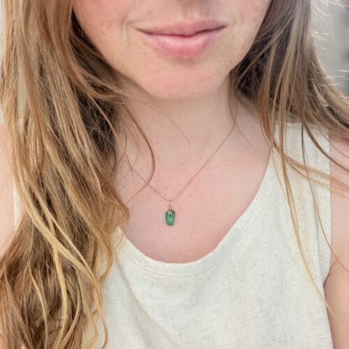 Smaragd – Der Edelstein der Herzensbildung und Weisheit 💚 Affirmation: „Ich öffne mein Herz für Wachstum, Mitgefühl und innere Wahrheit.“ Der Smaragd berührt auf eine sanfte und doch kraftvolle Weise. Er lädt dich ein, deine innere Wahrheit zu entdecken und dich dem natürlichen Fluss des Lebens hinzugeben. Dabei stärkt er nicht nur das Verständnis für andere, sondern auch deine Willenskraft, Selbstbestimmung und emotionale Balance. Ein Stein, der dich daran erinnert, dass persönliches Wachstum mit Offenheit beginnt – für dich selbst und für dein Umfeld. Er ist ein Sinnbild für die Wertschätzung des Augenblicks und die Verbundenheit mit allem Lebendigen. ✨ Smaragd Themen: Selbstliebe, Mitgefühl, Weisheit, Harmonie, Selbstbestimmung, Wachstum, Naturverbundenheit, Willenskraft. Chakra: Herzchakra. Planet: Venus. Element: Erde. Sternzeichen: Stier, Krebs, Waage, Löwe. 🗿 Mineralogie & Etymologie Entstehung: Der Smaragd gehört zur Beryll-Gruppe. Seine charakteristische, intensive grüne Farbe verdankt er geringen Spuren der Elemente Chrom und Vanadium im Kristallgitter. Namensherkunft: Der Name leitet sich vom griechischen smaragdos ab, was übersetzt einfach „grüner Stein“ bedeutet. Fundorte: Bedeutende Vorkommen finden sich heute vor allem in Kolumbien, Sambia, Brasilien und Simbabwe. Struktur: Mit einer Mohshärte von 7,5 bis 8 ist er ein harter Stein, der aufgrund seiner oft eingeschlossenen Struktur jedoch mit Sorgfalt behandelt werden möchte. 🔮 Mythos & Geschichte Der Smaragd blickt auf eine lange Tradition als Symbol für Fruchtbarkeit, Wiedergeburt und Beständigkeit zurück. Schon im alten Ägypten wurde er als heiliger Stein verehrt und beispielsweise mit Isis assoziiert. Über Jahrhunderte hinweg galt er als Stein der Weisen, dem nachgesagt wurde, er fördere Herzenswärme und einen klaren Geist. Er war stets ein Zeichen von Macht und Intuition, das seinen Träger symbolisch an die Kraft des Wachstums erinnern sollte. 🧠 Ganz ohne Hokuspokus Edelsteine haben keine wissenschaftlich belegbare Wirkung auf das Herz oder das seelische Wachstum. Ihre „Wirkung“ ist rein psychologischer Natur: Ein Stein fungiert als physischer Anker. In Momenten, in denen du dich nach mehr Mitgefühl oder Klarheit sehnst, hilft die bewusste Berührung deines Smaragds, den Fokus zurück auf deine eigenen Werte zu lenken. Der Smaragd dient dabei als visuelles und haptisches Symbol für Lebendigkeit und innere Ordnung. Wenn du ihn bewusst als Erinnerung an dein eigenes Wachstum nutzt, ist das ein aktiver Akt der Achtsamkeit – die „Wirkung“ entsteht durch deinen Entschluss, diese Haltung einzunehmen. Bitte beachte: Edelsteine sind kein Ersatz für medizinische Behandlungen oder professionelle Therapie. Dein Moment: ✨ Reflexionsfrage: Was darf in meinem Leben gerade besonders wachsen, damit ich mich freier und verbundener fühle?