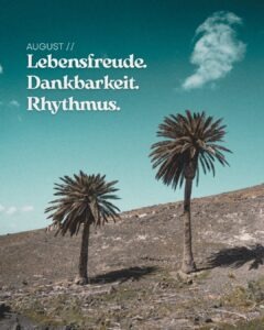 zwei Palmen auf fuerteventura vor türkisblauem Himmel. es stehen Lebensfreude, Dankbarkeit und Rhytmus auf dem Bild